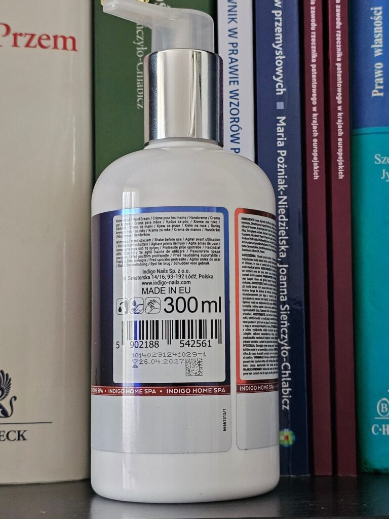 Adres domeny www.indigo-nails.com na tylnej etykiecie produktu Indigo – przykład użycia domeny internetowej w oznaczeniu produktu
