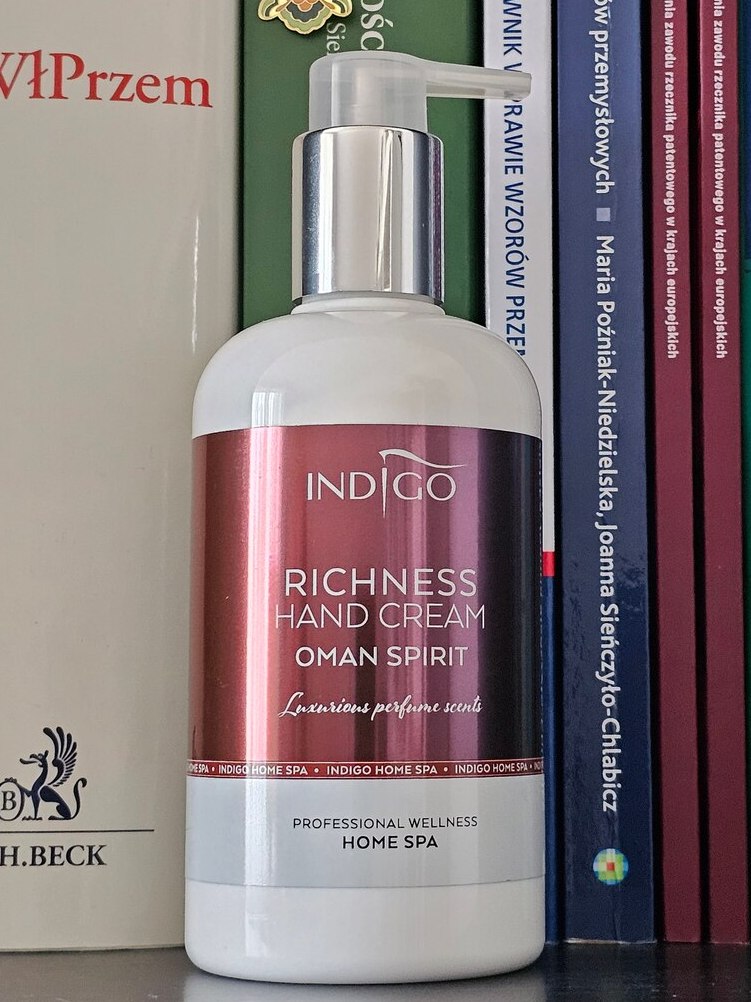 Krem do rąk marki Indigo z wyeksponowanym znakiem towarowym INDIGO na przedniej etykiecie – przykład użycia znaku na produkcie kosmetycznym