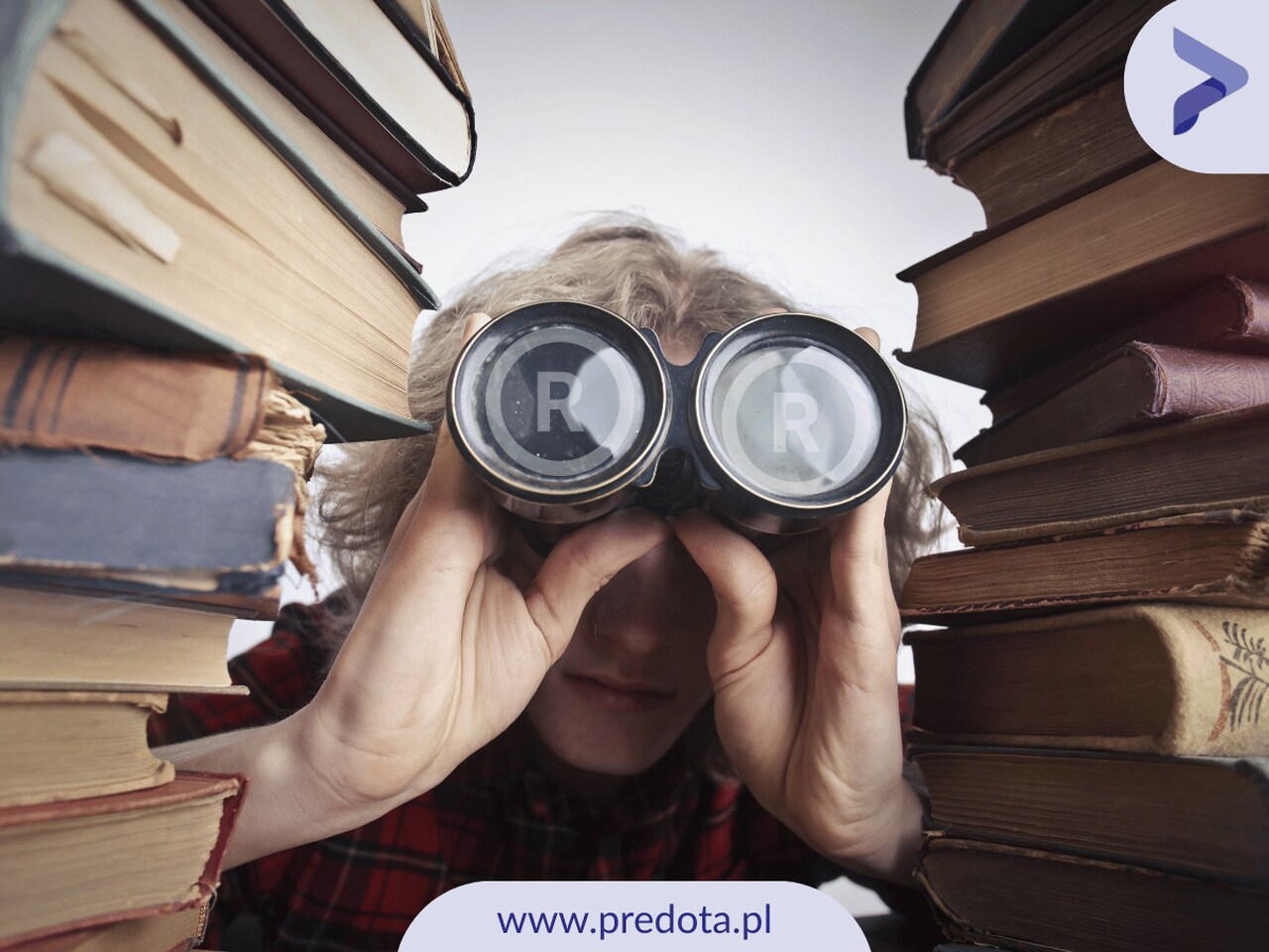 Mężczyzna z lornetką miedzy stosami książek - ilustracja do artykułu o tym czym jest badanie znaków towarowych