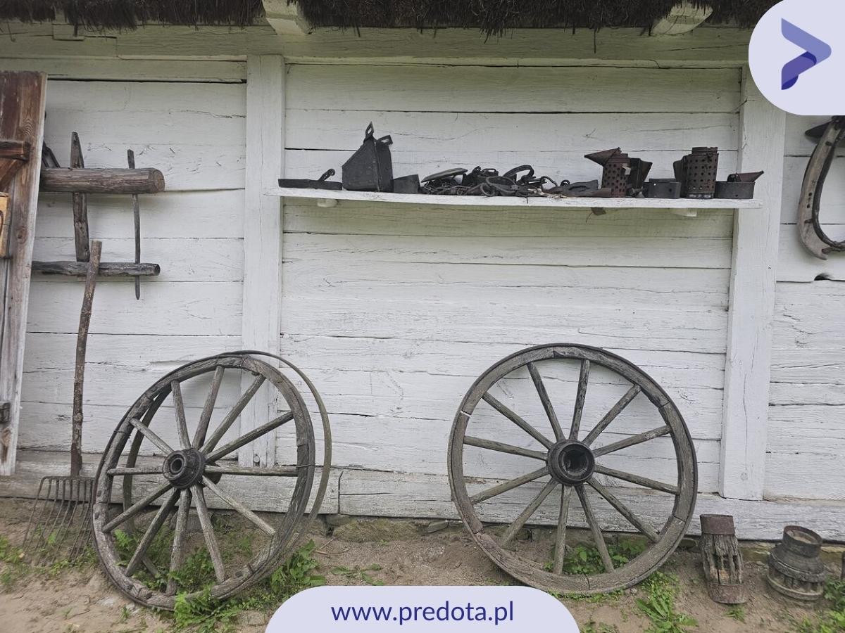 农舍前的农具——为一篇介绍实用新型的文章所作的插图。.