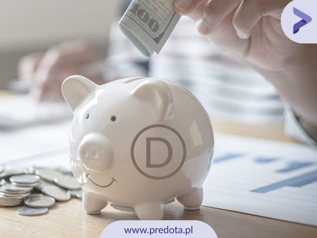 Świnka skarbona z literą D w kółku - wizualizacja do artykułu o tym ile kosztuje wzór przemysłowy.