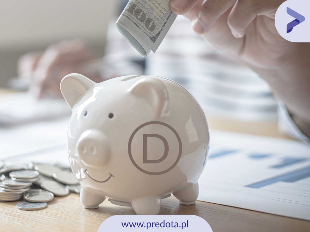 Świnka skarbona z literą D w kółku - wizualizacja do artykułu o tym ile kosztuje wzór przemysłowy.