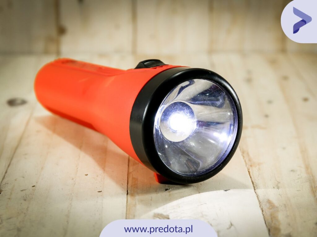 Czerwona latarka na drewnianej podłodze - wizualizacja do artykułu o tym czy opisy produktów są chronione prawnie