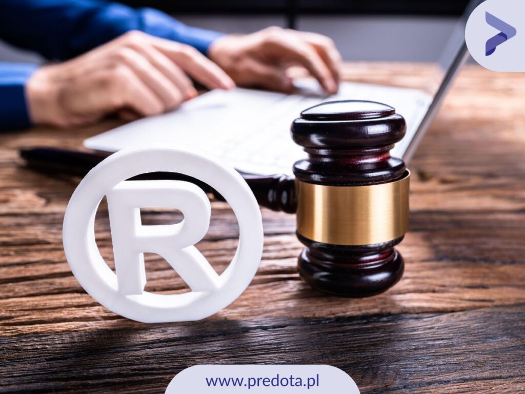 Czy rejestracja znaku chroni przed naruszeniem cudzej marki? - Ilustracja do wpisu - litera R w kółeczku i młotek sędziego