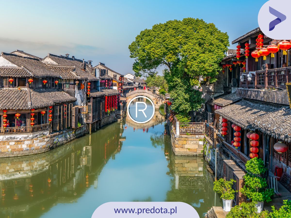 Chińskie miasto i litera R w kółku - obrazek wyróżniający do tekstu o tym jak wygląda rejestracja znaku towarowego w Chinach.
