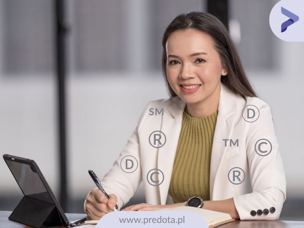 Kobieta w jasnym garniturze - zdjęcie do artykułu o tym, jak chronić markę osobistą.