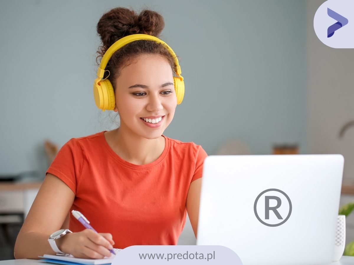 Kobieta robiąca kurs online - obrazek do wpisu pt. Kurs online a prawa autorskie